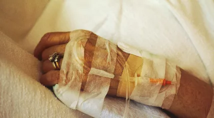 1280px-Chemotherapy_iv_(1)