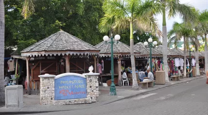 1280px-Philipsburg_Tourist_Market_St._Maarten