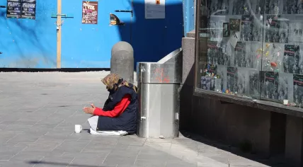1280px-Romanian_beggar_Helsinki_M8014_C