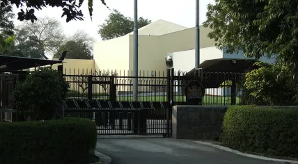 800px-Dutch_embassy_Delhi_1068