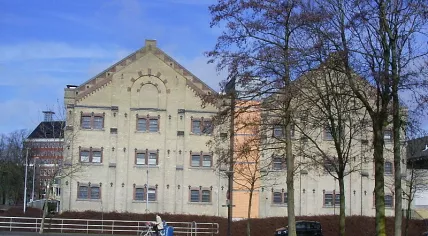 800px-Leeuwarden_Blokhuispoort_40_Voormalige_Gevangenis_Blokhuispoort_vanuit_het_zuiden