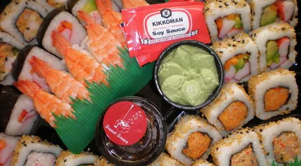 800px-Okami_variety_sushi_platter