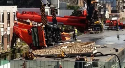 Julianabrug crane collapse
