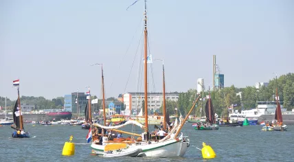 Lemsteraak_DE_GROENE_DRAECK_bij_Sail_Amsterdam_2015_(01)