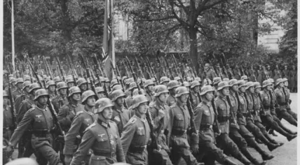 641px-German_troops_parade_through_Warsaw,_Poland,_09-1939_-_NARA_-_559369