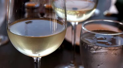 800px-Glass_of_white_wine