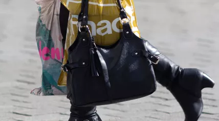 1024px-Sacs_plastiques_et_sac_à_main_à_Rennes
