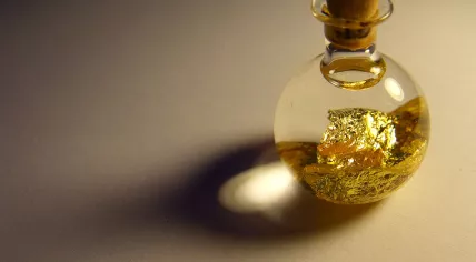 1280px-Gold_in_Flasche_4