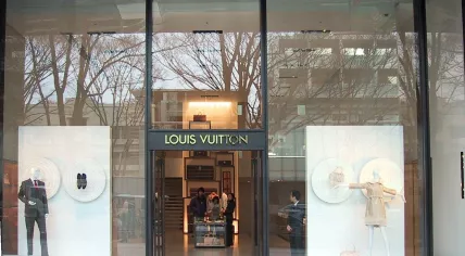 1280px-Louis_Vuitton_Store_in_Omotesando