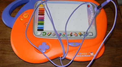 800px-Vtech_Vsmile_french_drawing_pad (1)