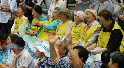 Comfort_Women,_rally_in_front_of_the_Japanese_Embassy_in_Seoul,_August_2011_(2)