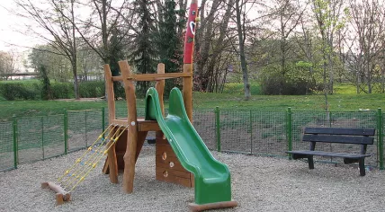 800px-Playground_slide,_Bystrc
