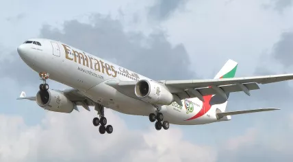 1280px-Emirates_a330-200_a6-eky_arp