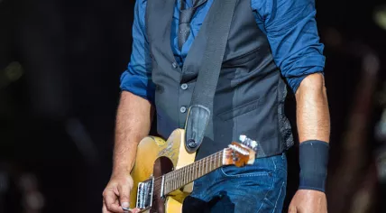 800px-Bruce_Springsteen_-_Roskilde_Festival_2012