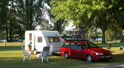 1280px-Caravan-Gespann-Loire
