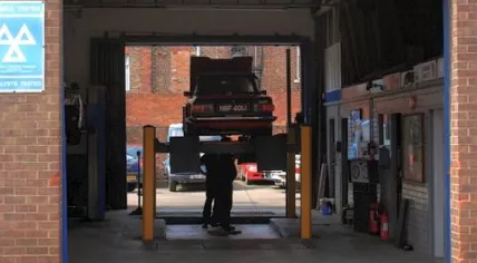 480px-Car_Mechanics,_Skinner_Street_-_geograph.org.uk_-_911414