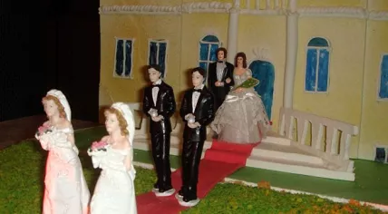 627px-Gay_marriage_cake_-_Torta_pro_matrimonio_gay_-_Foto_Giovanni_Dall'Orto_26-Jan-2008_-_1