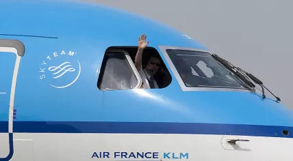 800px-PH-EZE_EMB190_KLM_City_friendly_pilot_(4610911651)_(4)