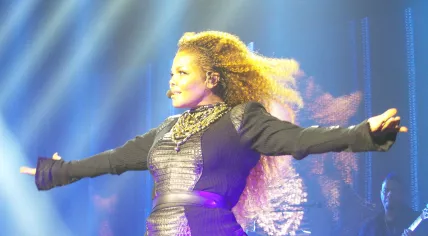 Janet_Jackson_Unbreakable_Tour,_Honolulu,_Hawaii_2015_(23156382902)