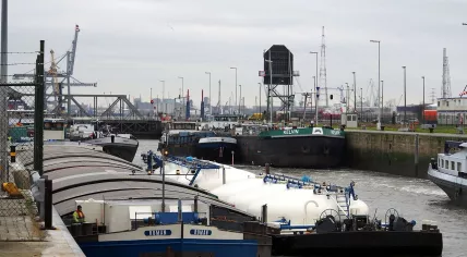 Ships_in_Boudewijnlock,_Port_of_Antwerp