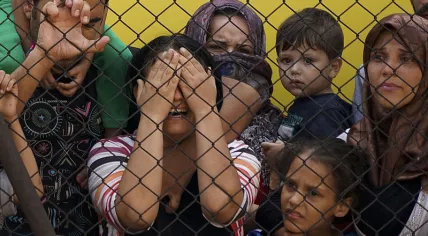 Women_and_children_among_Syrian_refugees_striking_at_the_platform_of_Budapest_Keleti_railway_station._Refugee_crisis._Budapest,_Hungary,_Central_Europe,_4_September_2015._(3)
