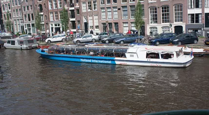 800px-Amsterdam_canal_boat