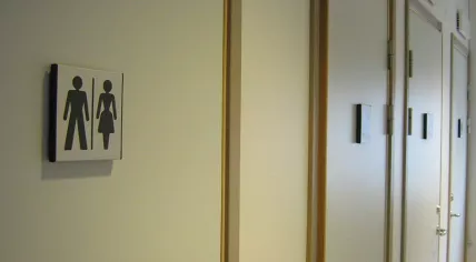 800px-Gender_neutral_toilets_gu