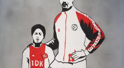 frank_rijkaard_en_patrick_kluiver_straatkunstcollectief_kamp_seedorf_naar_pim_ras