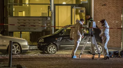 recherche-en-forensische-onderzoekers-voeren-een-onderzoek-uit-op-een-plaats-delict-na-een-schietincident