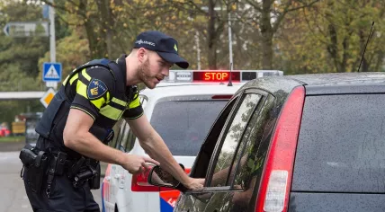 agent-spreekt-automobilist-bij-verkeerscontrole