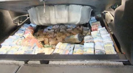 geld-veel-in-kofferbak