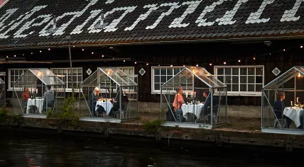 Testing the Serres Séparées safe-eating concept at Mediamatic ETEN. April 28, 2020