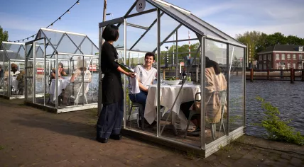 Testing the Serres Séparées safe-eating concept at Mediamatic ETEN. April 28, 2020