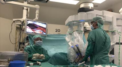 Surgeons using a surgical robot at UMCG