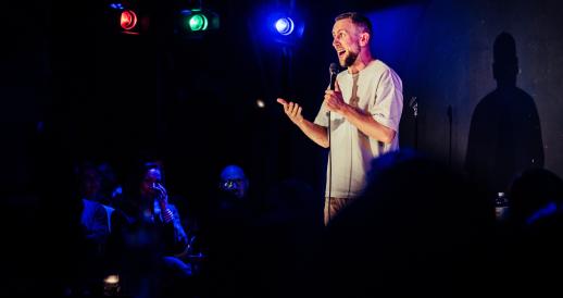 Comedian Rogier Bak during a stand-up performance in 2025