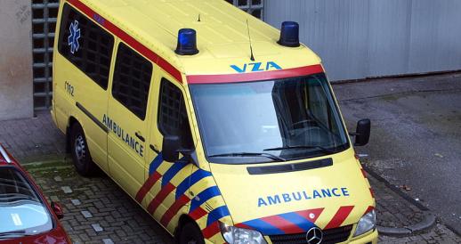 799px-Mercedes_Ambulance_at_Amsterdam,_AMC_hospital