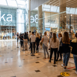People bunched up inside the Hoog Catharijne mall in Utrecht. May 23, 2020