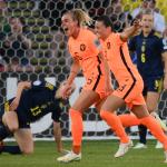 Netherlands' midfielder Jill Roord (C) celebrates with teammates after pulling level against Sweden in the Euro group match in Sheffield, England. 9 July 2022