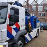 Police tow away gray Skoda Octavia found on Kuinder in Rotterdam in search for suspect in a fatal shooting at Walburg mall in Zwijndrecht, 24 January 2023