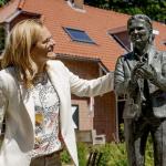 A statue of Sarina Wiegman, created by artist Lia Krol, was unveiled by the Dutch football trainer at the KNVB Campus in Zeist. 1 June 2021.