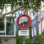 A sign about a ban on cannabis smoking and drinking alcohol on a street in the Zuiderkerkbuurt. October 2022