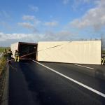 A truck overturned on the A32 near Akkrum during Storm Pia. 21 December 2023