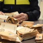 A street newspaper seller in The Hague was caught carryin €31,800 in cash, 24 February 2024