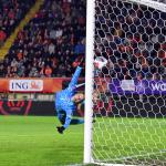 Holland scores the 1-0. Norway goalkeeper Cecilie Fisterstrand has no chance during the European Championship qualifying match for women in group A1 between the Netherlands and Norway at the Rat Verlegh stadium on April 9, 2024 in Breda, the Netherlands.