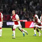 Ajax players cheer after winning the penalty shootout (13-12) during the 3rd qualifying round UEFA Europa League match between Ajax and Panathinaikos at the Johan Cruijff ArenA on August 15, 2024 in Amsterdam.