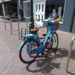 Vogue bicycle with a child cushion on the rear carrier, in Breukelen