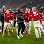 AZ Alkmaar players celebrate the victory with the fans after the UEFA Europa League match between AZ Alkmaar and Fenerbahce SK at the AFAS stadium on November 7, 2024 in Alkmaar, Netherlands.