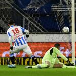  Ion Nicolaescu of sc Heerenveen scores the 1-0 past PSV Eindhoven goalkeeper Walter Benitez during the Dutch Eredivisie match between SC Heerenveen and PSV at Abe Lenstra Stadion on December 14, 2024 in Heerenveen, Netherlands.
