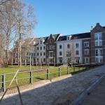Homes on the Hertogsveld in the Helmond district of Brandevoort De Veste. On the left the playground in front of the Hertogsveld, on the right the Herenlaan, 24 February 2024