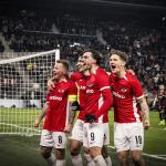 Jordy Clasie of AZ Alkmaar, Mayckel Lahdo of AZ Alkmaar, Troy Parrott of AZ, David Moller Wolfe of AZ Alkmaar celebrate the 3-1 during the Europa League play-off match between AZ Alkmaar and Galatasaray SK at AFAS stadium on February 13, 2025 in Alkmaar, Netherlands